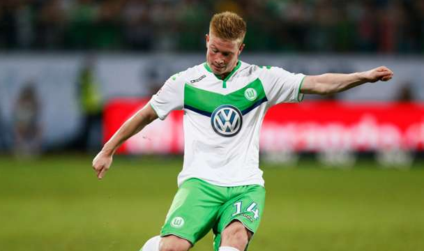 有趣！狄龙偷偷趁机和詹姆斯击掌（有趣一幕：狄龙悄悄趁机与詹姆斯击掌）