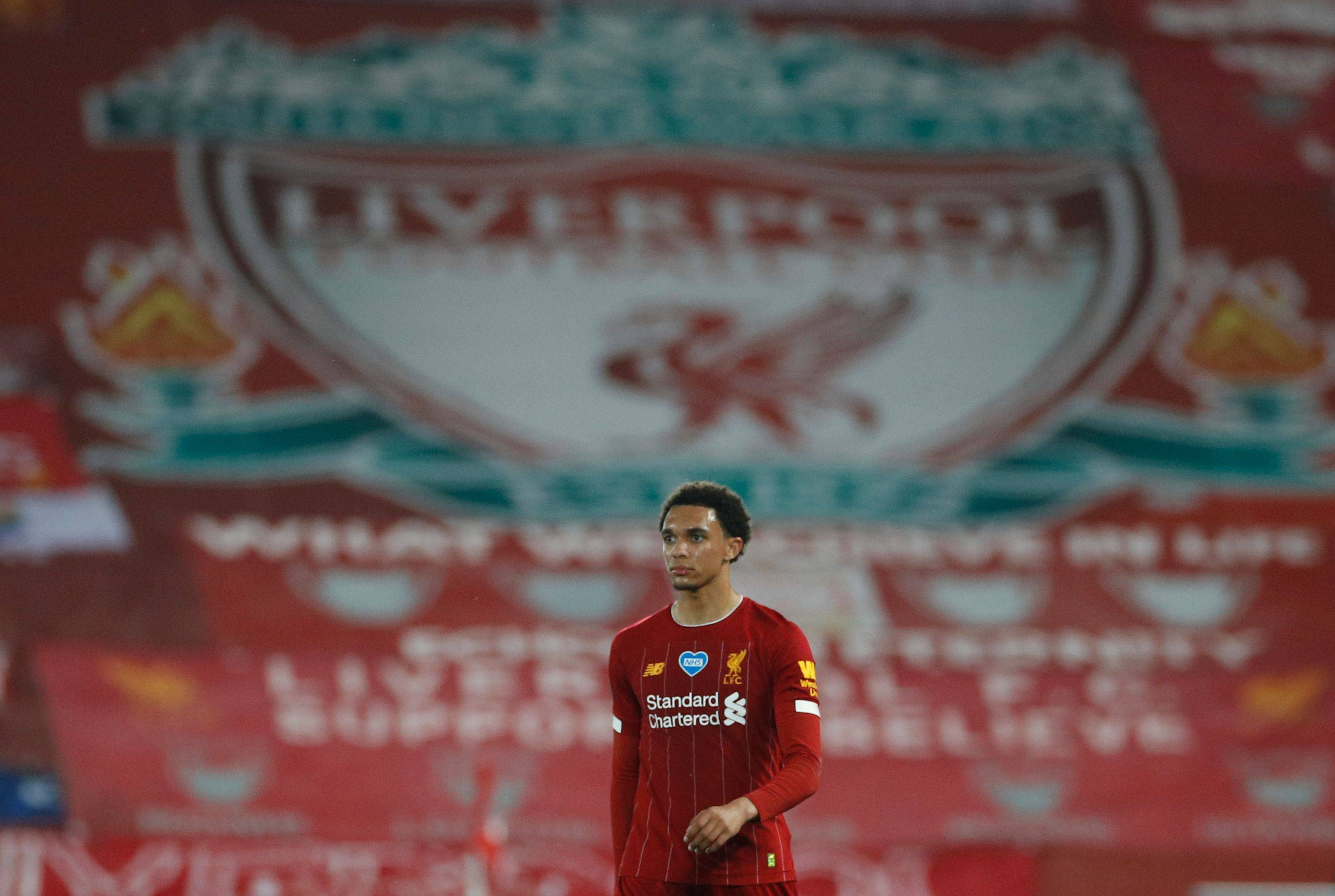 詹姆斯赛后向卡斯尔赠送签名球衣：年轻的国王，继续加油