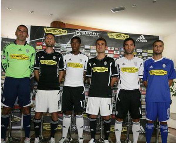 《球队吉祥物的表演训练：不只是卖萌，还得是杂技演员》