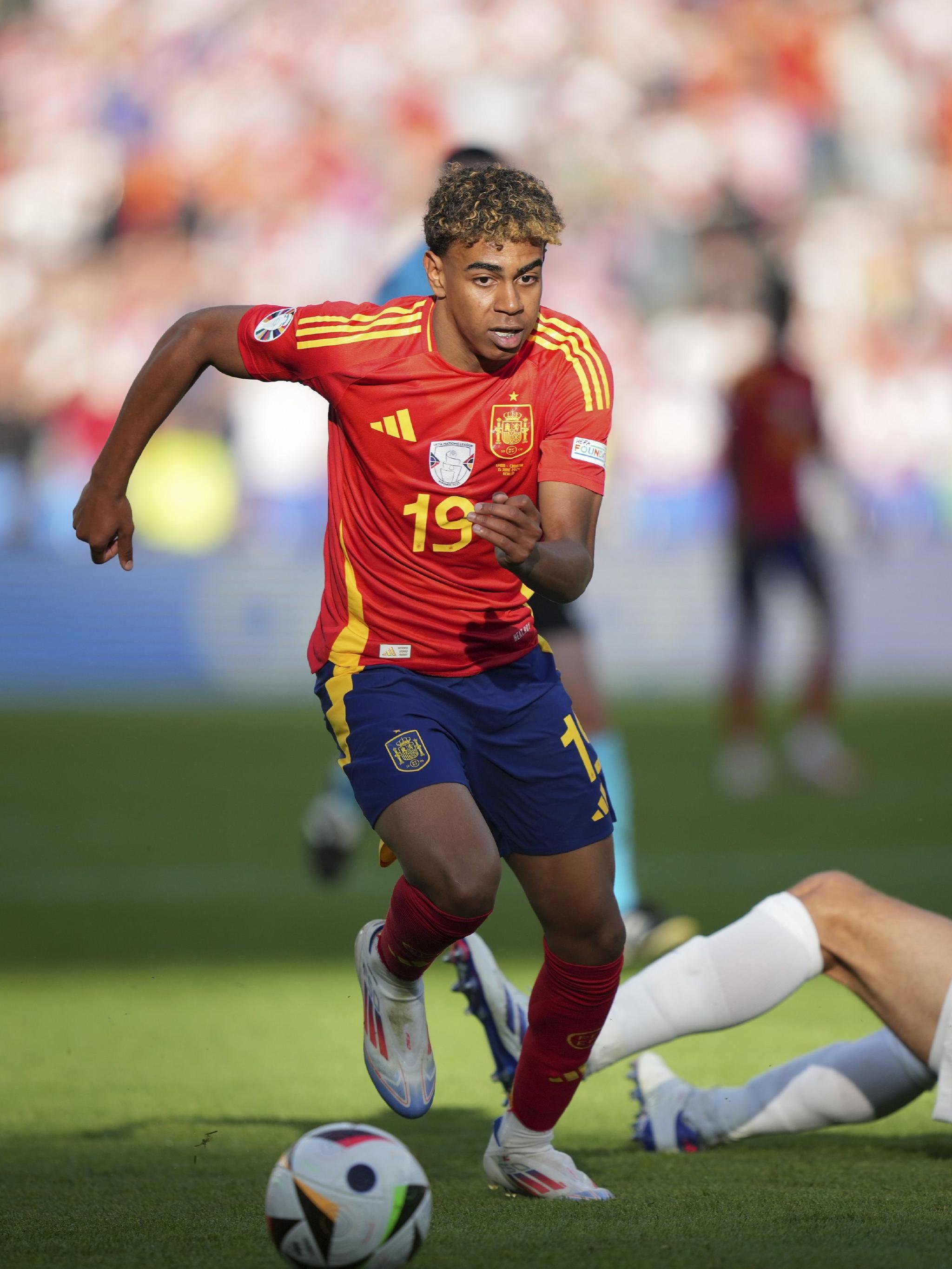 关键时刻发力！邵炜昀三分穿针 广州轰出11-0领先8分打停辽宁（邵炜昀关键三分命中，广州打出11-0攻势领先8分逼停辽宁）